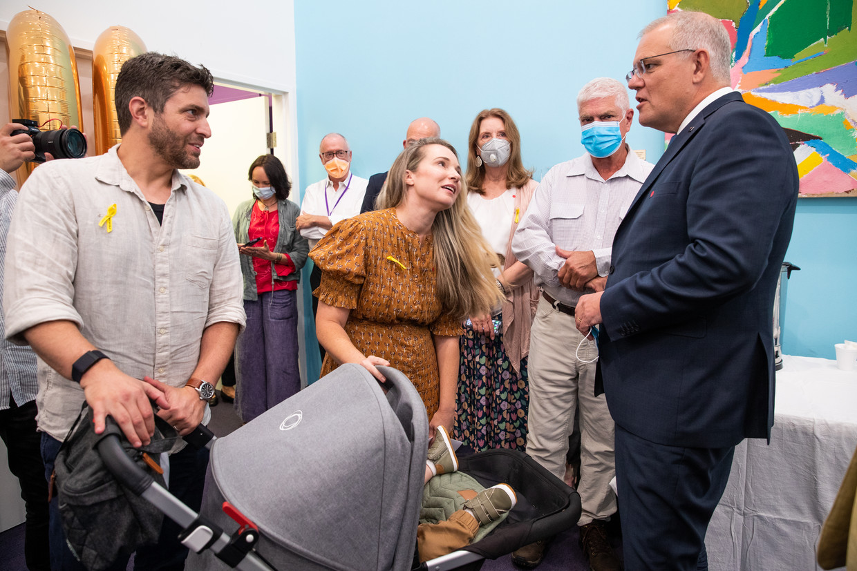 Het Australische stel Jonathan en Rachael Casella kreeg onverwacht een kind met de erfelijke spierziekte SMA. Ze lobbyden met succes voor betere toegankelijkheid voor een dragerschapstest. Hier ontmoeten ze de Australische premier in een ziekenhuis in Sydney. Beeld Edwina Pickles / Reuters