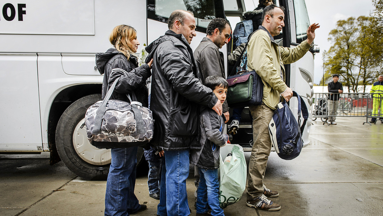 De laatste vluchtelingen verlaten tentenkamp Heumensoord. Bewoners worden over heel Nederland verspreid naar noodopvanglocaties en asielzoekerscentra. Beeld anp