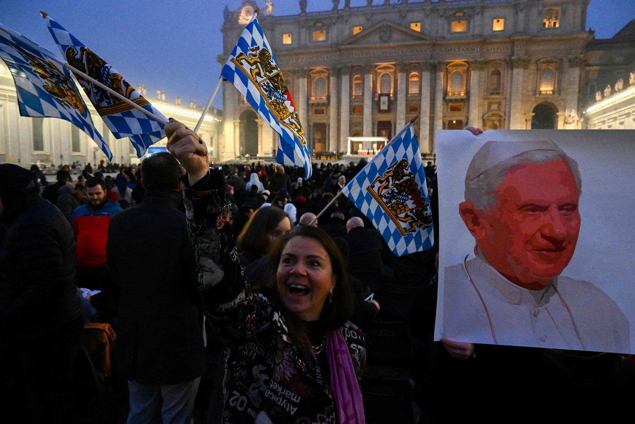 Rome bewijst conservatieve paus emeritus de laatste eer: ‘Ik houd van ...