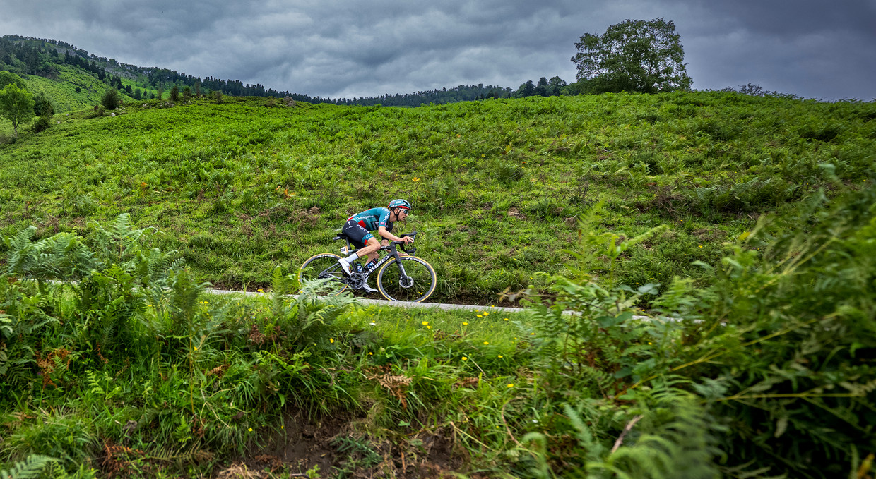 Guy Hindley della Bora-Hansgrohe sulla discesa del Col de Marie Blanc verso la vittoria e la maglia gialla.  Immagine Klaas Jan van der Weij / de Volkskrant