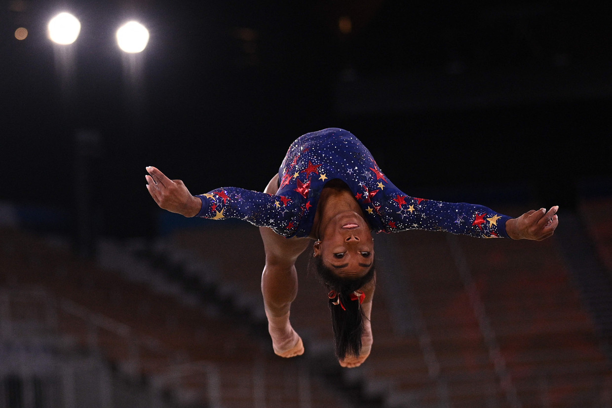 Simone Biles op de Spelen van Tokio tijdens de kwalificatie van de turnmeerkamp. Ze zou zicht later terugtrekken voor de finale. Beeld AFP