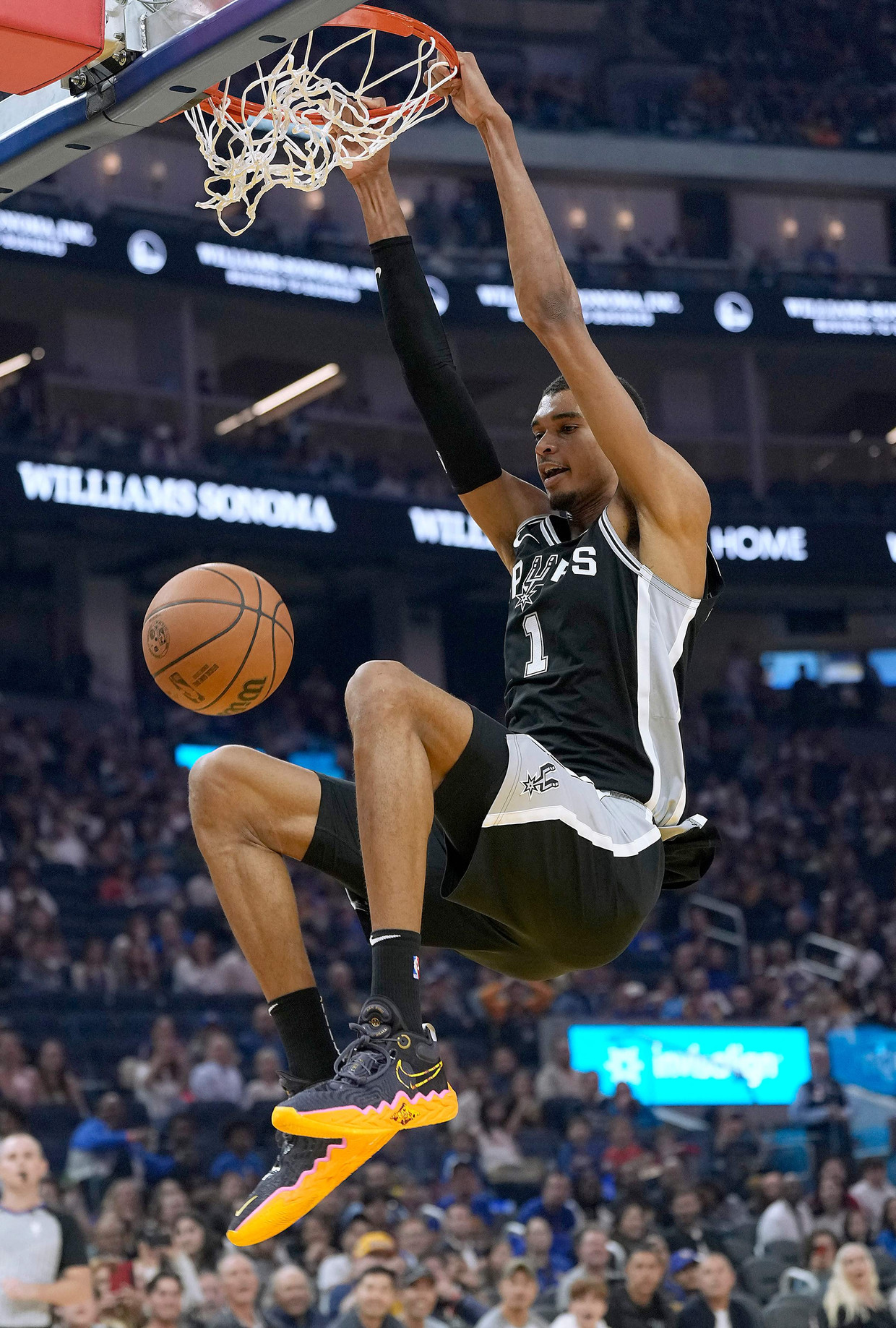 Victor Wimpanyama dunks in a game against the Golden State Warriors.  Getty Image