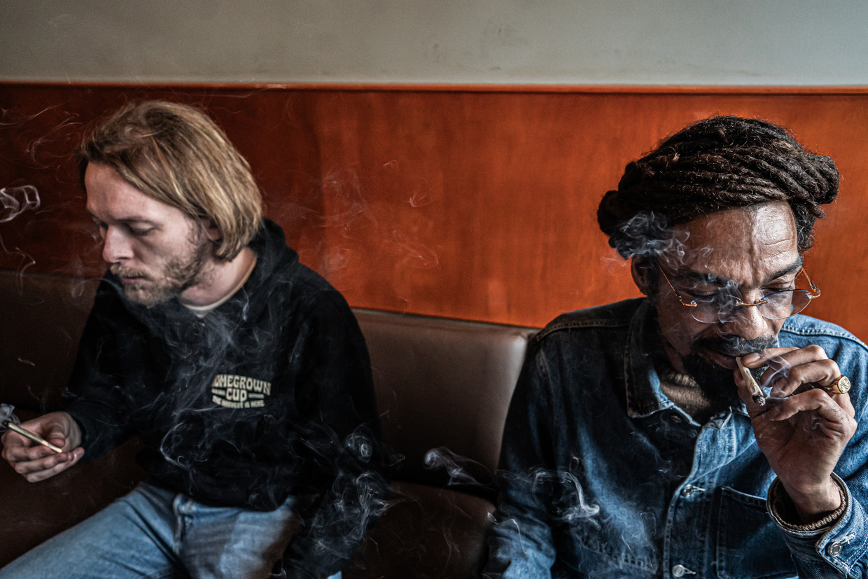 Wietrokers in Coffeeshop De Baron in Breda proberen vrijdag de eerste legaal geteelde wiet. Beeld Joris van Gennip