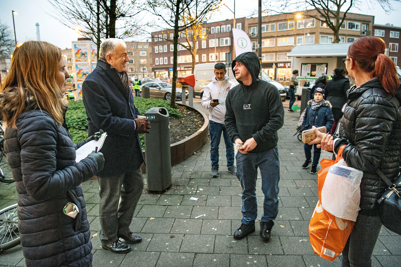 Met Aboutaleb op bezoek bij arbeidsmigranten de huisbaas jat de post en hangt de zielepoot uit