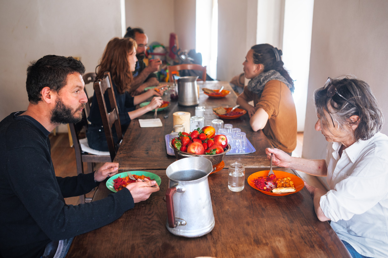 Tutti i giorni pranziamo insieme nel gruppo dei viaggiatori in Braille-sur-Roya.  Immagine per De Volkskrant di Lina Selk