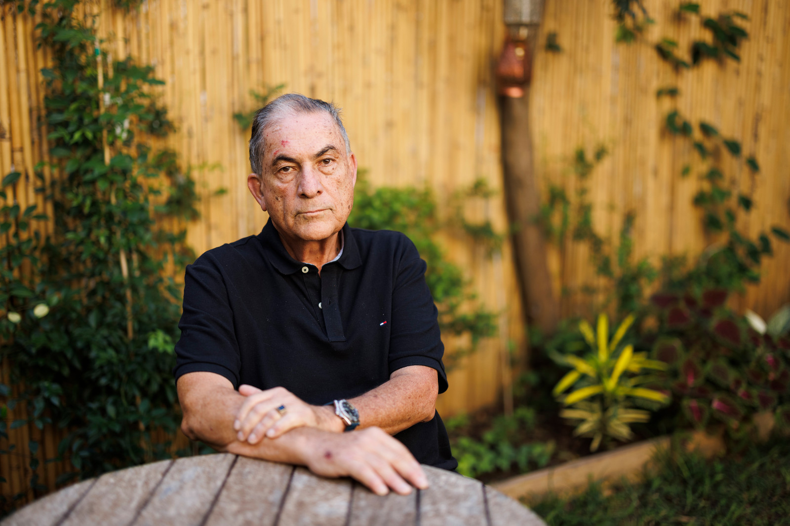 Journalist Gideon Levy (70) in zijn tuin in Tel Aviv. Beeld Kobi Wolf voor de Volkskrant