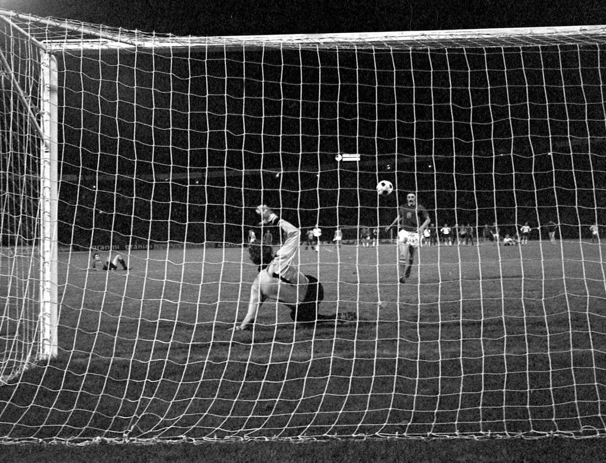 Come è iniziata la partita: il cecoslovacco Antonin Panenka ha tirato in porta da 11 metri.  Il portiere tedesco Sepp Maier non sa cosa gli sta succedendo.  Immagine Getty