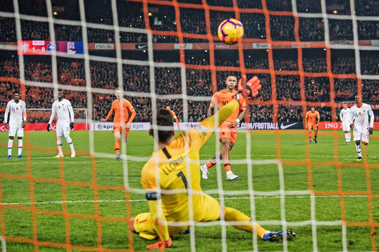 Memphis Depay segna contro la Francia con un panenka.  Il portiere Hugo Lloris non ha scampo.  Foto di Jos Doppelmann/De Volkskrant