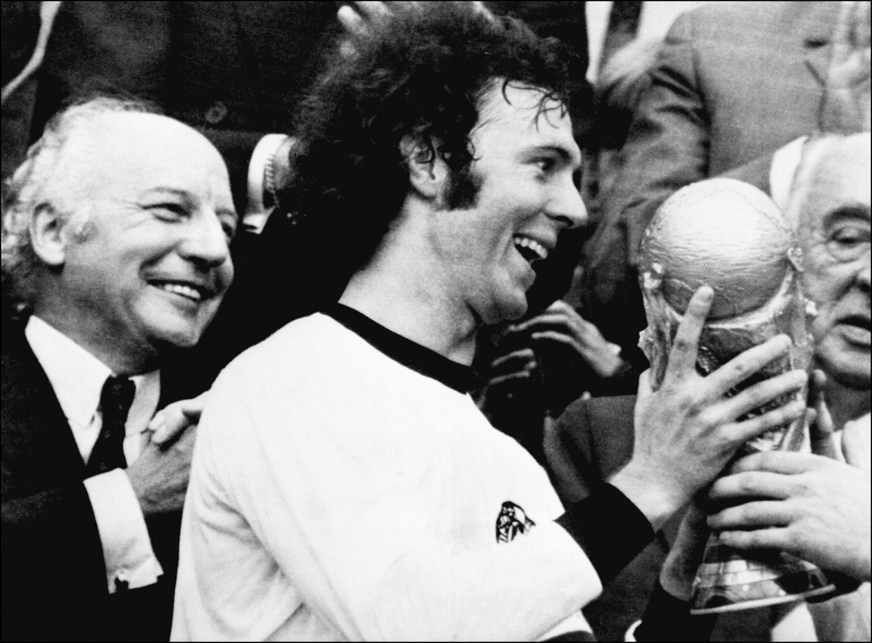  Franz Beckenbauer krijgt de wereldcup na de gewonnen finale tegen Nederland. Beeld ANP / AFP