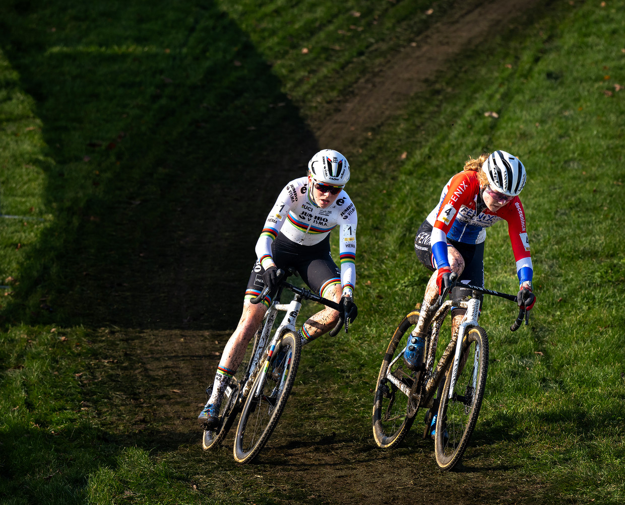 Fem van Empel (left) passes Puck Pieterse and will win the cross for Superprestige by a wide margin.  Photo by Claes Jan van der Weij/De Volkskrant