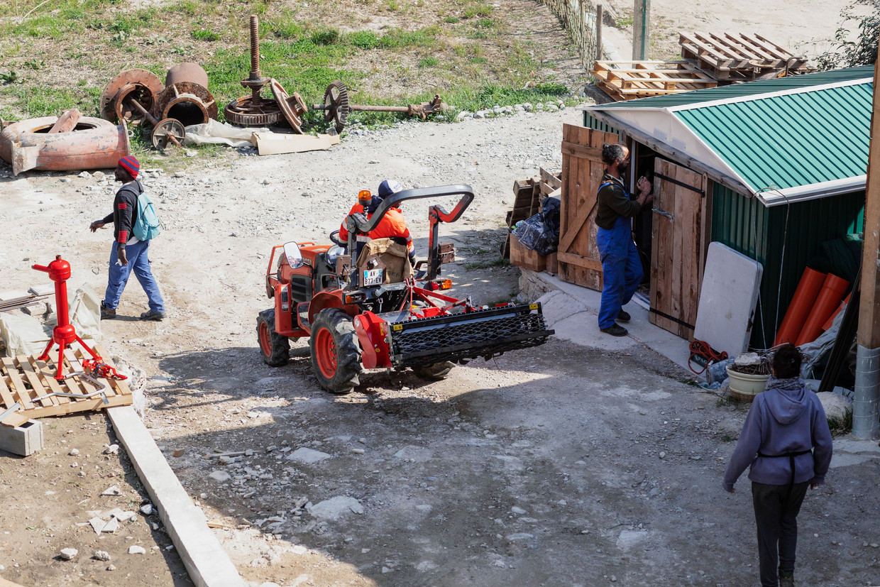 Preparazione per una giornata di lavoro in fattoria.  Immagine per De Volkskrant di Lina Selk