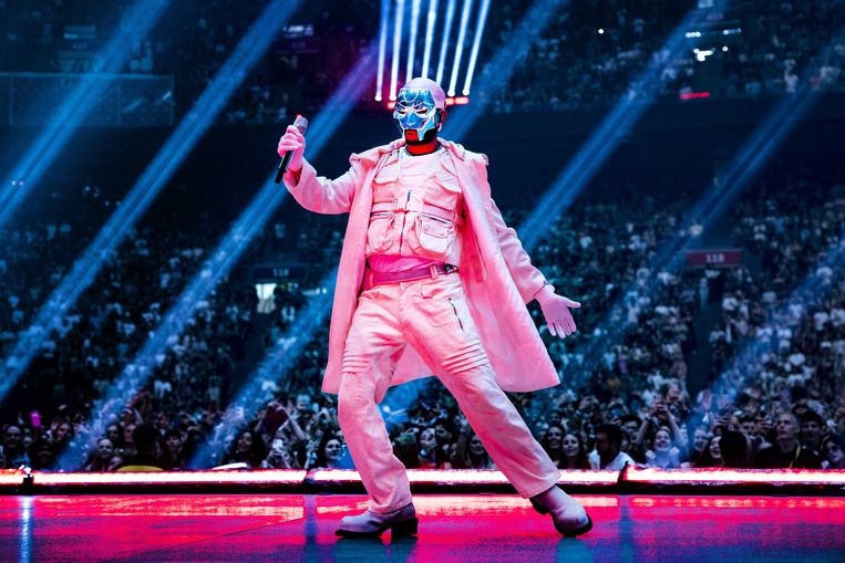 The Weeknd zingt voortreffelijk en speelt een dominoparcours van hits ...