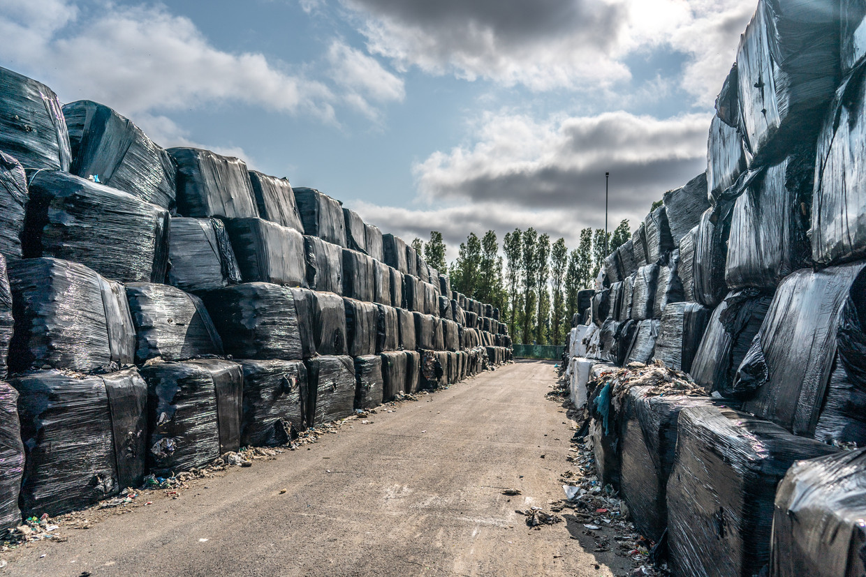 I rifiuti provenienti dall'Italia e dall'Inghilterra, tra gli altri paesi, sono stoccati e trattati presso AEB.  Foto di Joris van Gennep per De Volkskrant