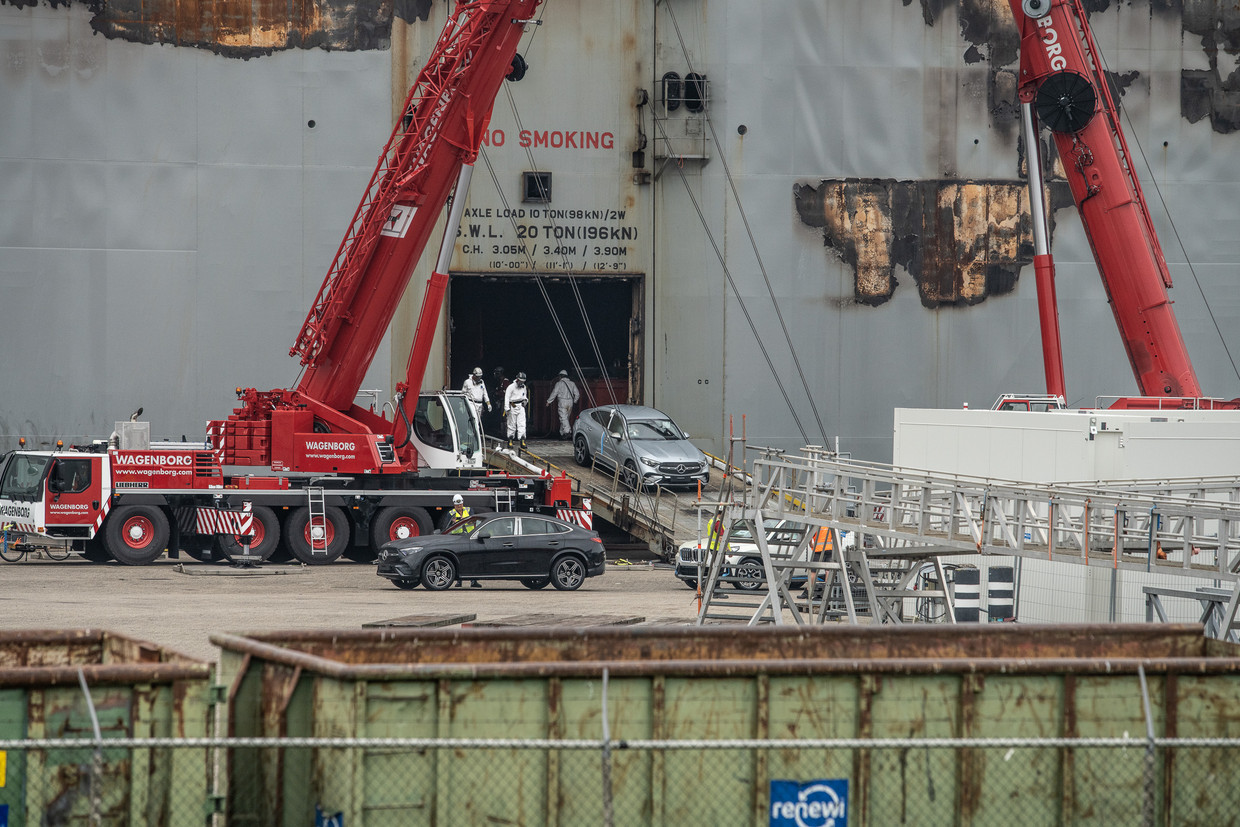  De eerste drie auto's worden, nadat ze gewassen, zijn uit de Fremantle Highway gereden. Beeld Harry Cock / de Volkskrant