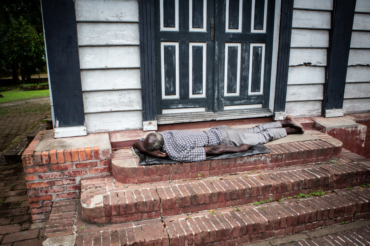 Bedrijven delen maaltijden uit in steeds armer Paramaribo ‘Ik zie vaak mensonterende toestanden’