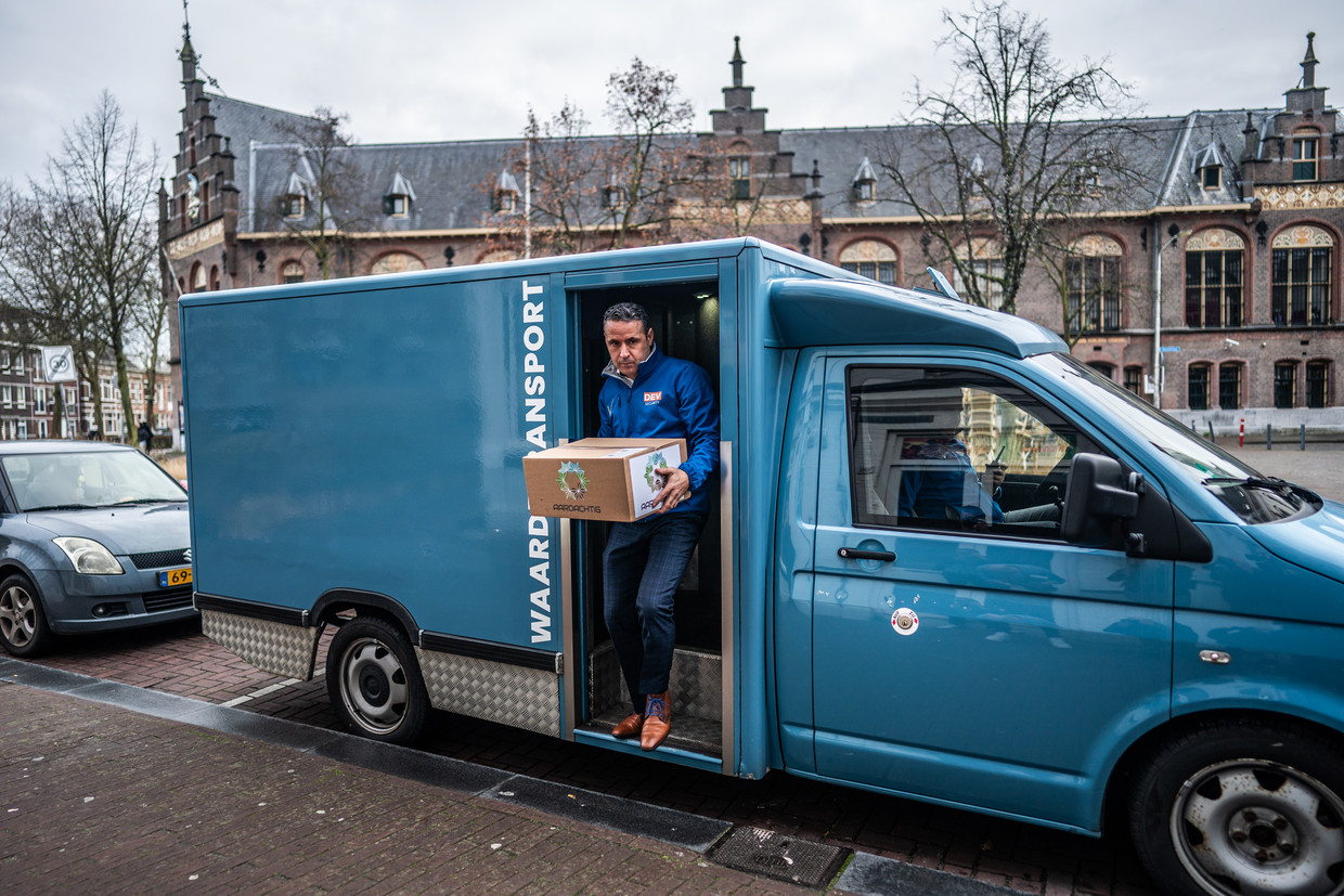 Met een speciale auto voor waardetransport komt de legale wiet vrijdag aan in Breda. Beeld Joris van Gennip / de Volkskrant