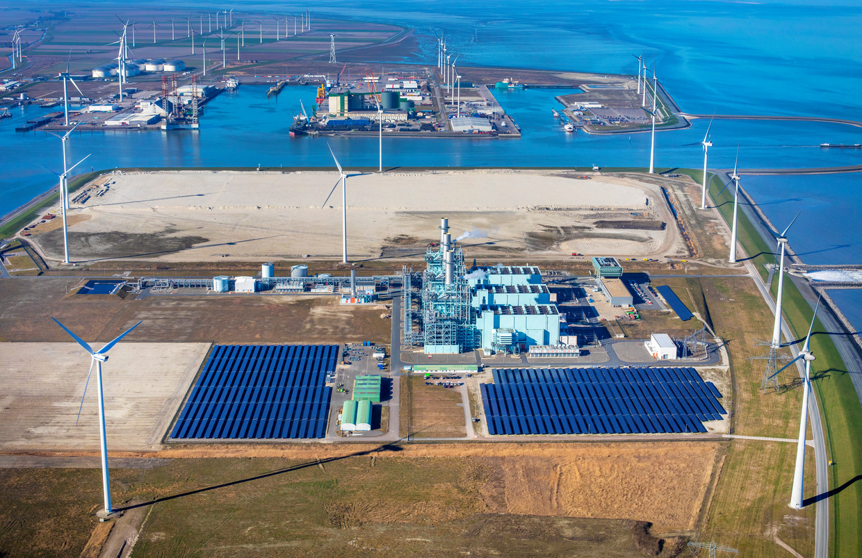 De Magnum-centrale met zonnepark van Nuon in Eemshaven.  Beeld Raymond Rutting / de Volkskrant