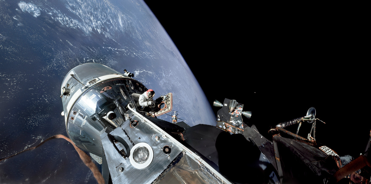 Een vlekje wordt ‘een briljante foto’ van een astronaut: de beelden van ...