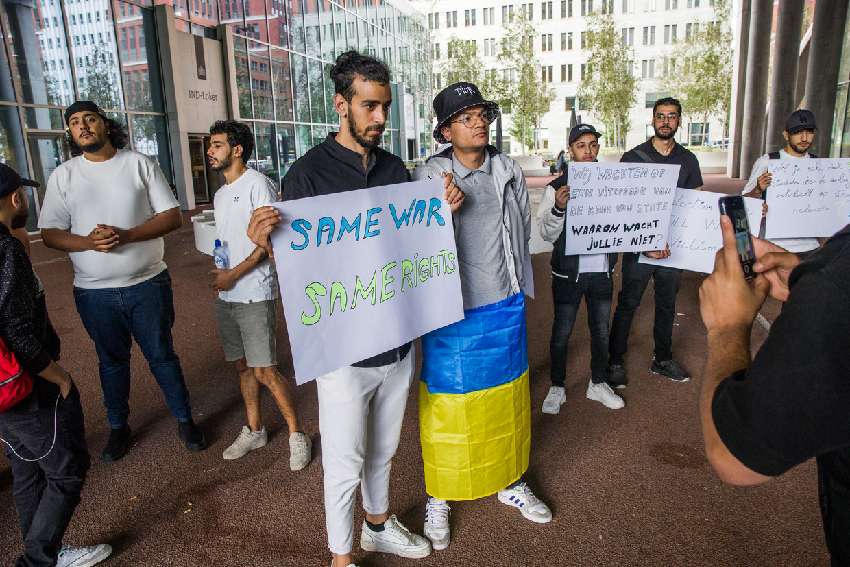 Third-country nationals demonstrated in August last year in The Hague in front of the Immigration and Naturalization Service office.  Photo by Ari Kievit 