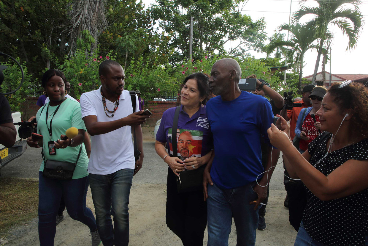Ingrid Bouterse-Waldring (m) vertelt journalisten voor haar woning dat ze niet weet waar haar man is. Beeld Ranu Abhelakh / ANP