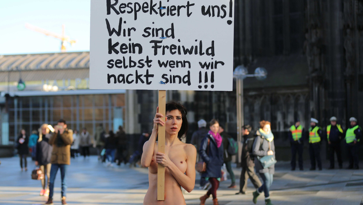 Een Zwitserse kunstenares heeft vrijdag naakt betoogd op het plein voor het centraal station van Keulen. Ze droeg een bord met de oproep om vrouwen te respecteren. We zijn ook naakt niet vogelvrij, betoogde Milo Moiré tien minuten lang. Beeld anp