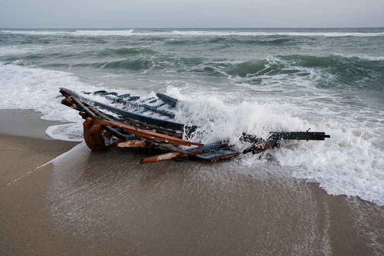 La ricerca dei soccorritori dopo un naufragio al largo delle coste italiane ha ucciso 94 persone