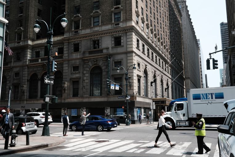 Il povero Pakistan trova soldi in un hotel americano che ospita immigrati