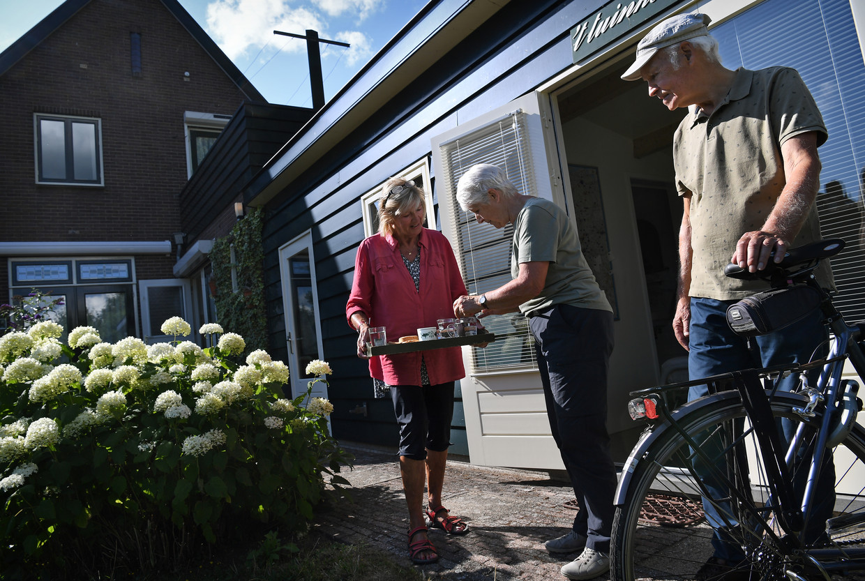 Vrienden Op De Fiets: Geen Luxe, Maar Slapen Voor Een 'Vriendenprijsje' Bij  Iemand Thuis