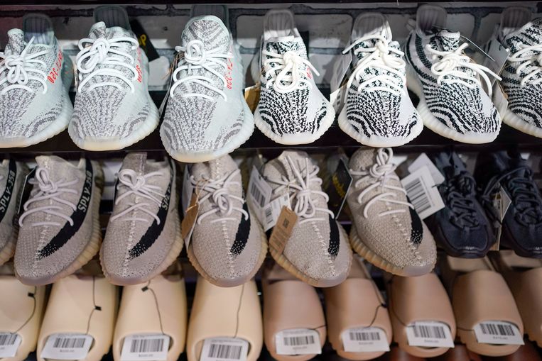 herhaling Factuur behang Verkoop overgebleven sneakers van in opspraak geraakte Kanye West dempen  verwacht verlies Adidas