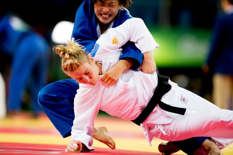 La judoka Kim Bolling si allena in Italia su un tappetino da judo nel suo salotto