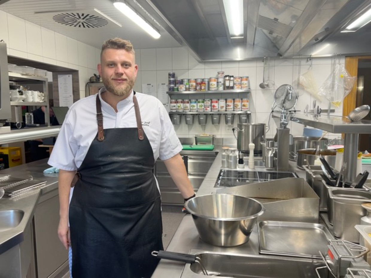 Franz Josef Bergmüller di dapur yang telah direnovasi.  Foto oleh Remco Andersen