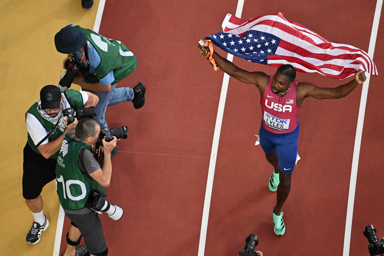 Noah Lyles makes the rounds of honor after winning the king's count in athletics.  He completed the 100 meters in 9.83 seconds.  Photo by Agence France-Presse