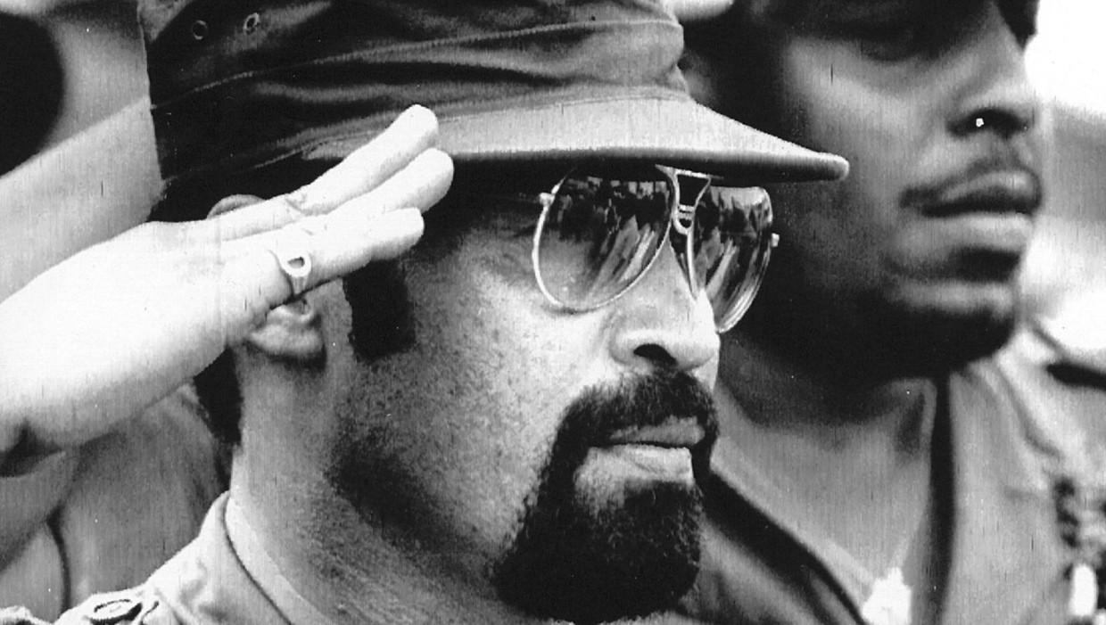 Drie jaar na de Decembermoorden, in 1985, is Bouterse bij de viering van de staatsgreep van 1980. Bouterse zei in 1982 dat de 15 slachtoffers zijn militaire regime omver probeerden te werpen. De executies werden voltrokken door lijfwachten van Bouterse en leden van de Groep van 16, de sergeanten die in 1980 de macht in Suriname grepen. Beeld EPA