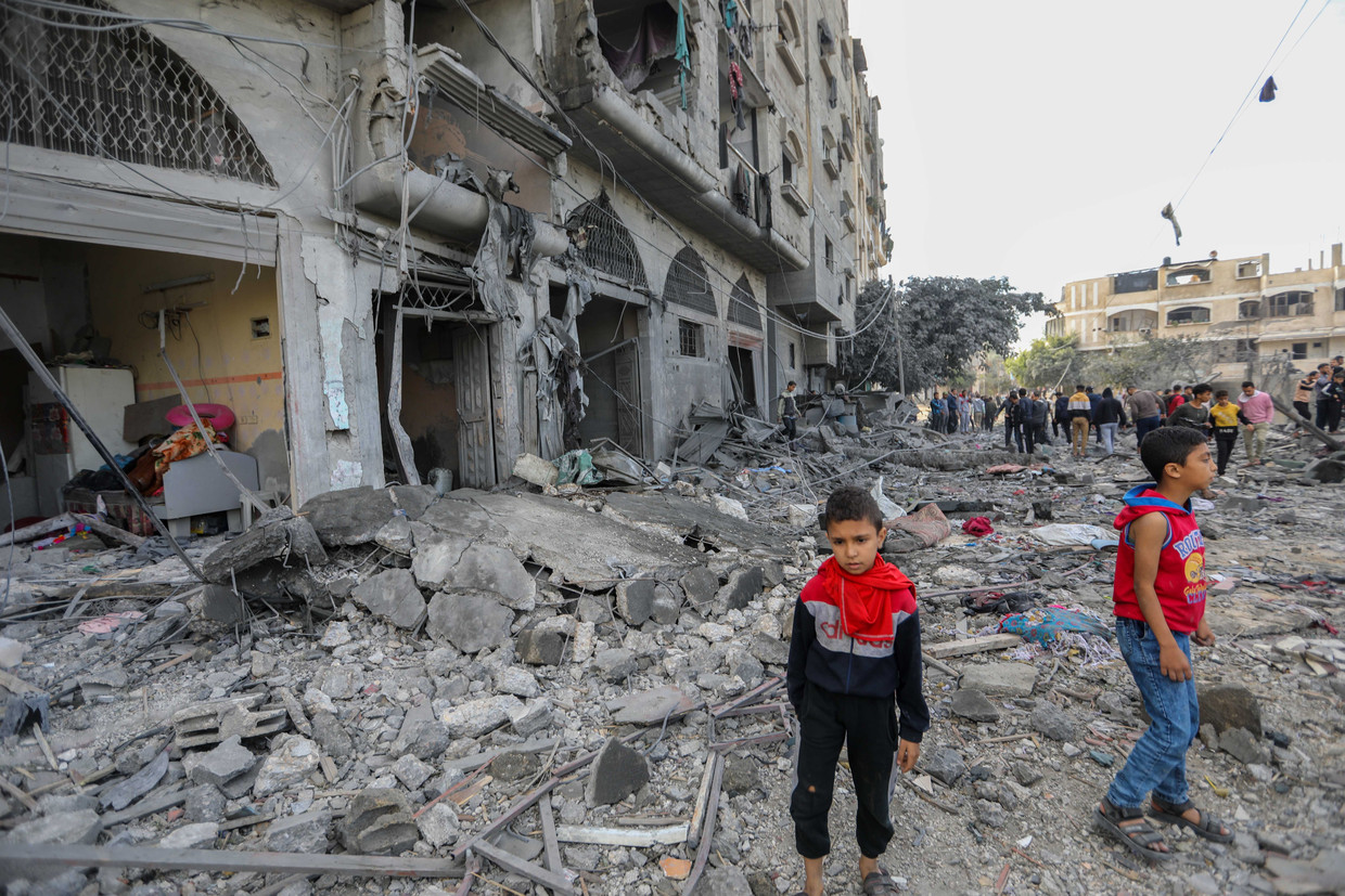 Palestijnse ­kinderen lopen donderdag door het puin na een aanval van het Israë­lische leger op de grootste stad in Zuid-­Gaza. Beeld Getty Images