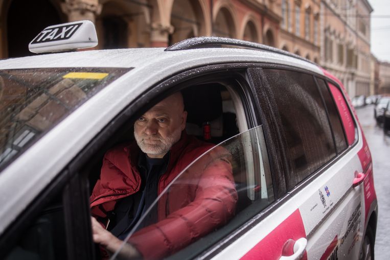 Il tassista Roberto Mantovani vuole pagare correttamente le tasse e questo lo rende così odiato dai suoi colleghi