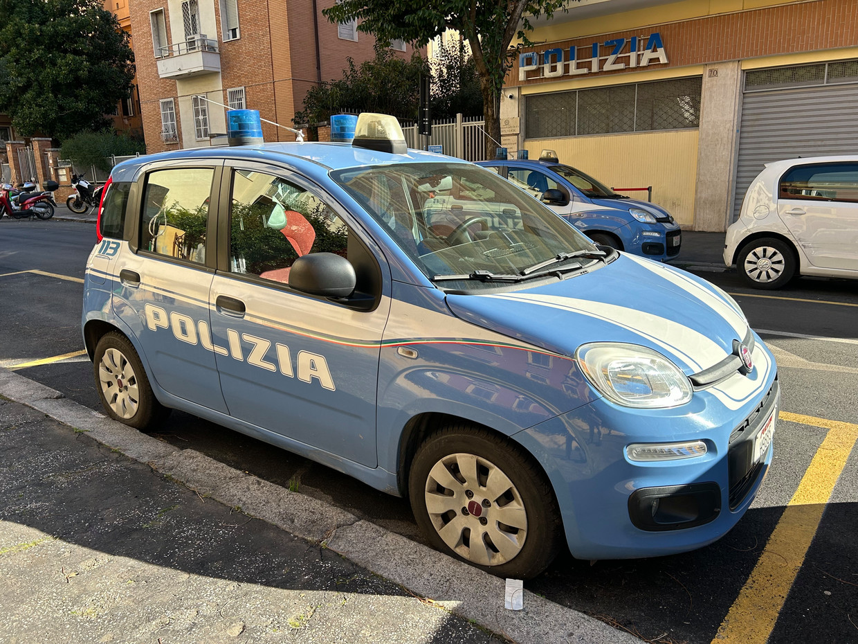 Auto della polizia per le strade di Roma.  Il film è solido