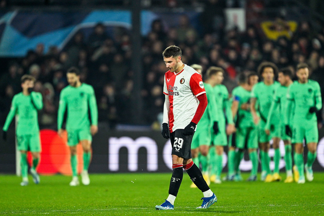 Santiago Jimenez ricorda l'errore che ha portato l'Atletico in vantaggio per 3-1.  Foto di Jos Doppelmann/De Volkskrant