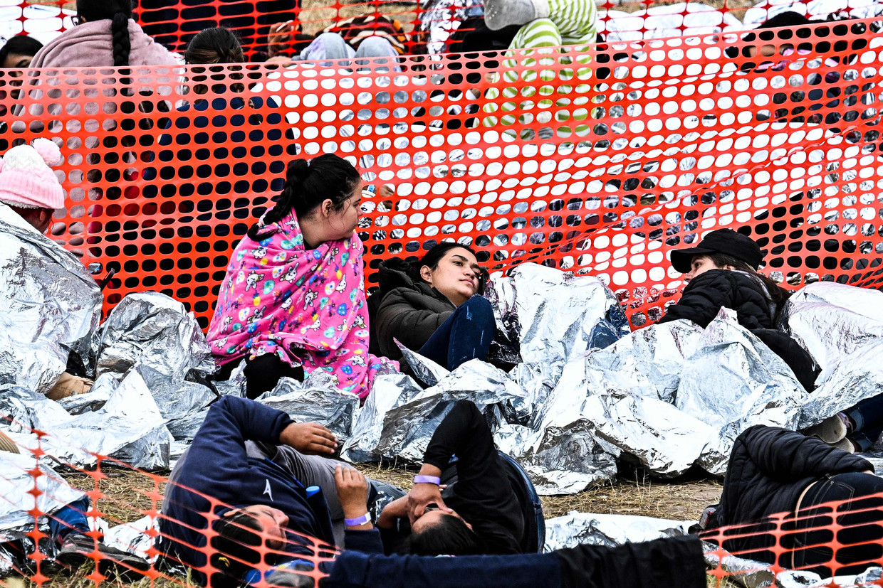 Immigrants at the Mexican-US border at Eagle Pass on December 22.  Image by AFP