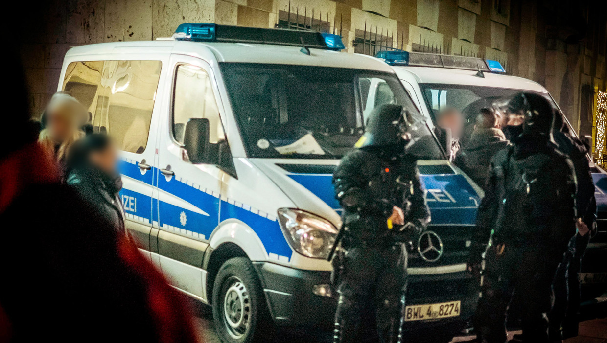 Een beeld van oudjaarsnacht in Keulen. Politieagenten in actie op de Schlossplatz. Beeld epa
