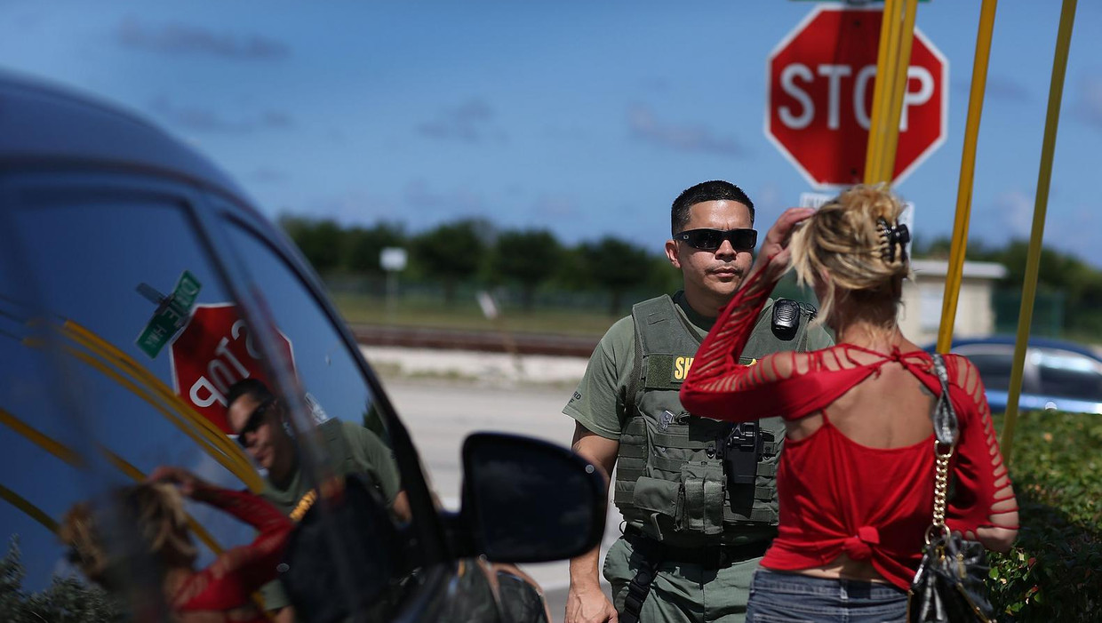 Een vrouw in Florida wordt gecontroleerd op het bezit van flakka. Beeld afp
